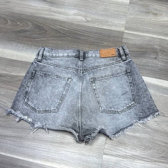 Zara Gray Frayed Jean Shorts size 4 - Picture 6 of 8
